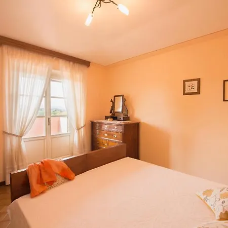 Popoltaio-schiacciato Sleeps 6 Pool T762672 דירה Ravigliano